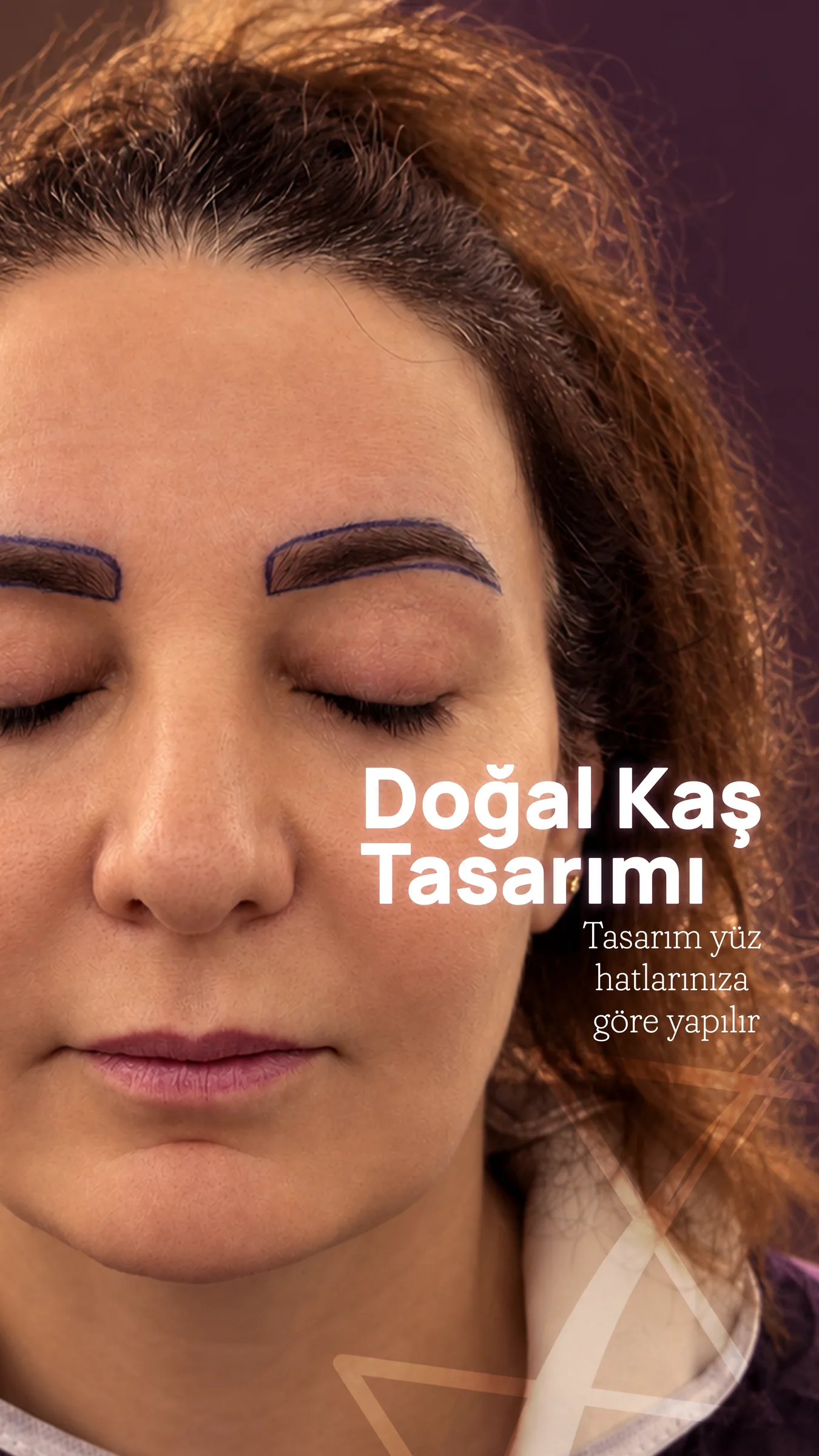 Gözleri kapalı bir hastanın yeni tasarlanmış kaşları; üzerinde “Doğal Kaş Tasarımı — tasarım yüz hatlarınıza göre yapılır” yazıyor.