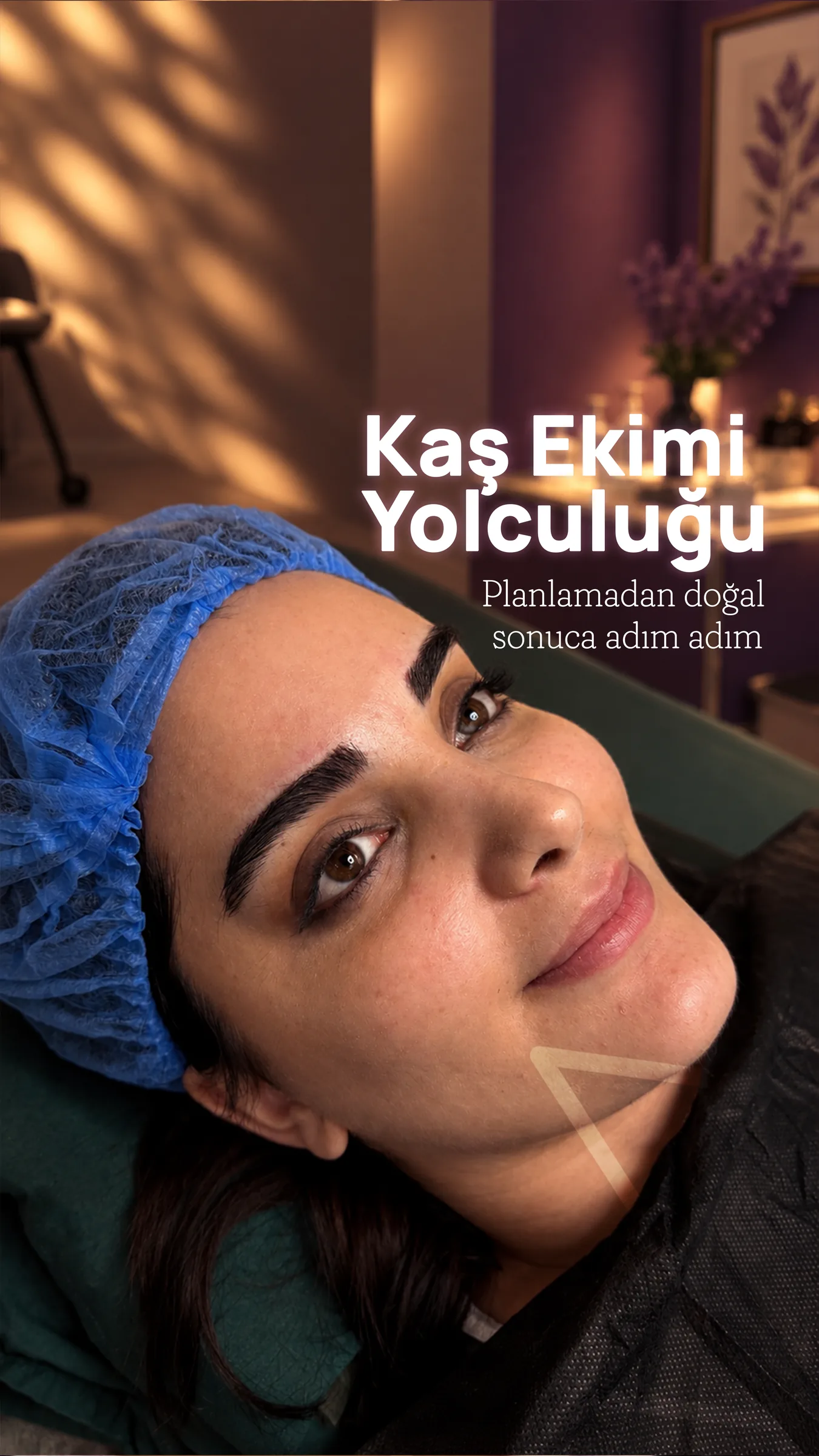 Mavi bone takmış bir hasta işlem koltuğunda; üzerinde “Kaş Ekimi Yolculuğu — planlamadan doğal sonuca adım adım” yazıyor.