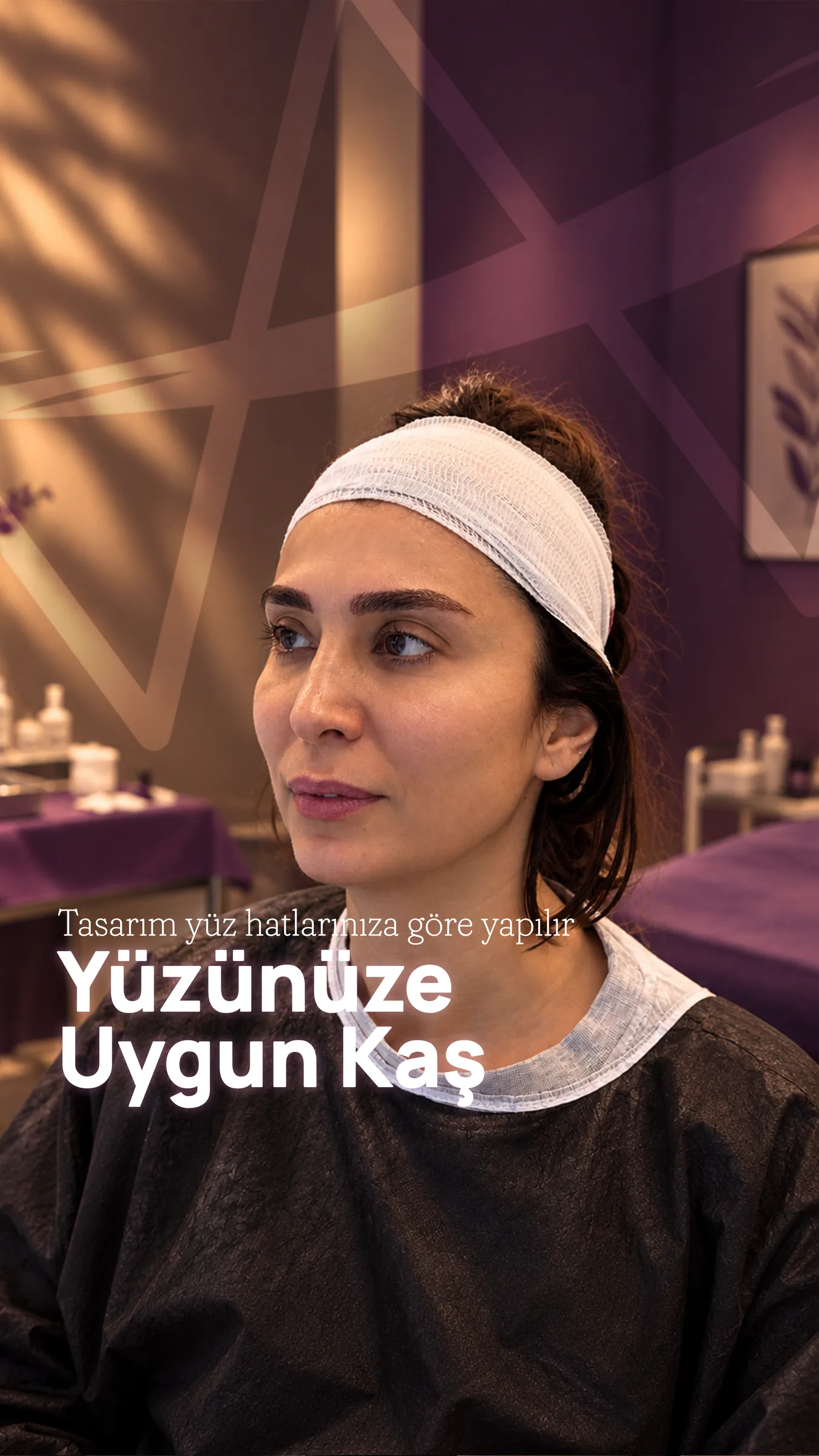 Beyaz bandajlı bir hasta işlem odasında yandan görünüyor; üzerinde “Yüzünüze Uygun Kaş — tasarım yüz hatlarınıza göre yapılır” yazıyor.